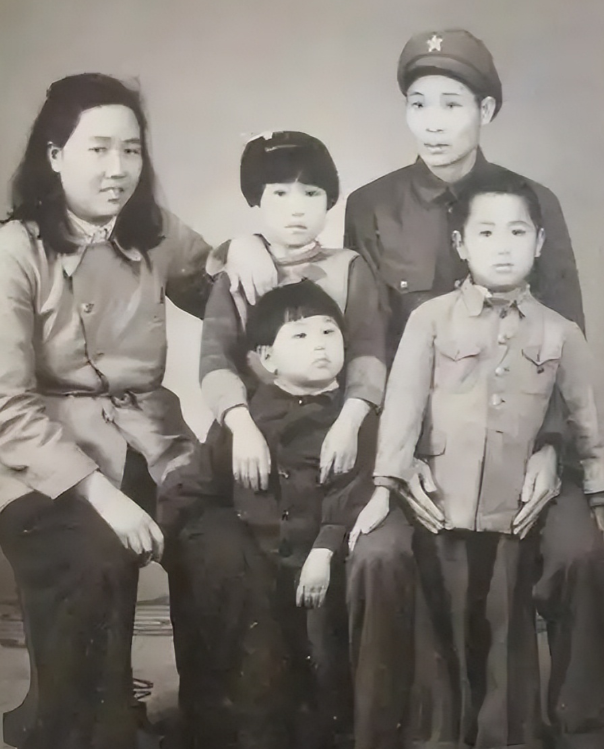 1950年，王宏坤听闻红军时期的搭档副军长生活困难，埋怨道：你还认识很多老战友呢