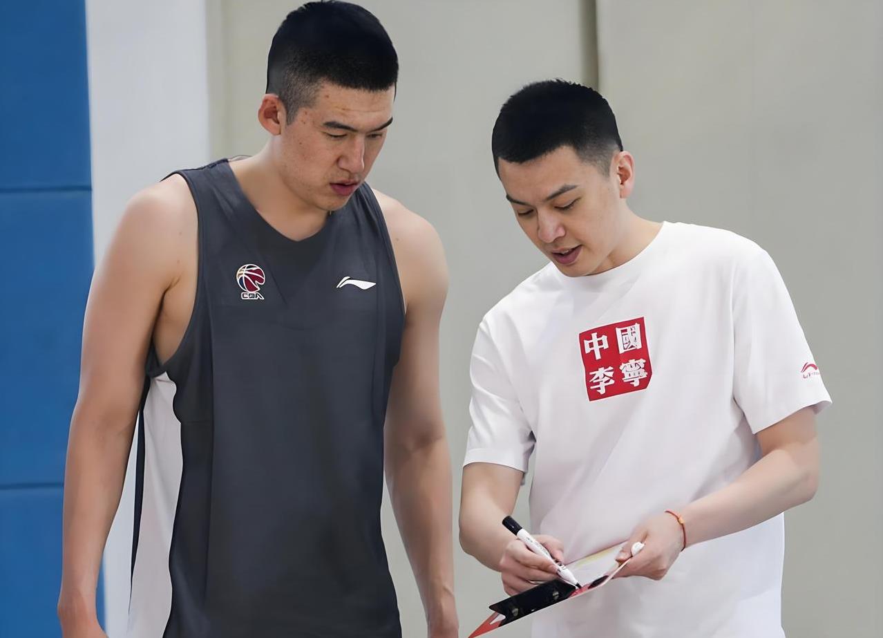 付豪杨鸣形同陌路！
与浙江广厦男篮的第三节比赛，因为付豪出现严重的防守失位，导致