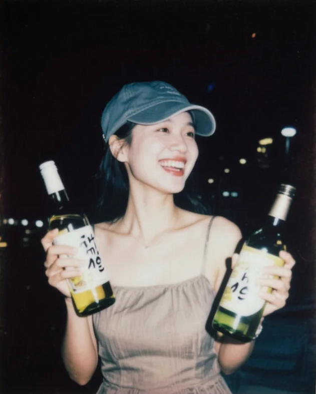 嘴角的笑，手里的酒，她就是夜晚最迷人的风景。
