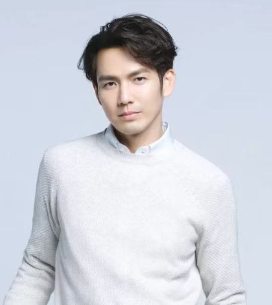 钟汉良后悔了！

当年不肯演果郡王，害得导演郑晓龙记仇14年，特意推掉所有工