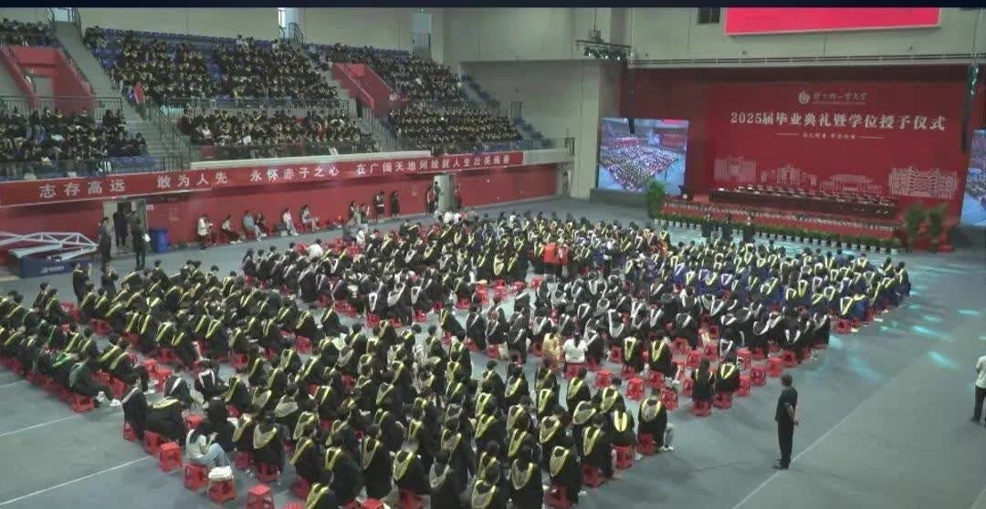 我发现，网络就是照妖镜，能照出某些人人性的阴暗。

举例子来说。

如果