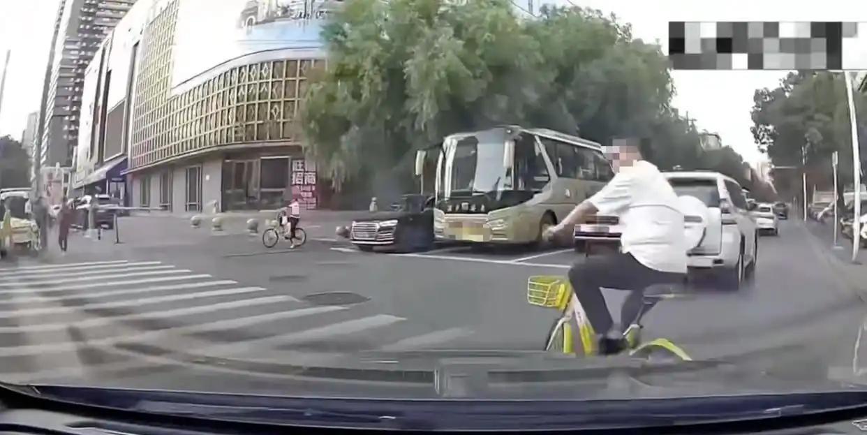 辽宁一19岁男子开车时被自行车“抢道”，进而引发冲突，竟开车连续不停撞击骑自行车
