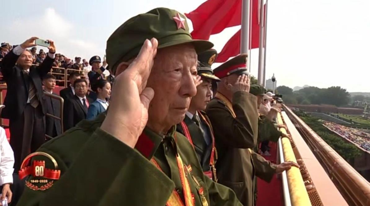 老兵们会想起战友！他替他们来看盛世芳华、祖国强大。
峥嵘岁月记忆里的战友有几人能