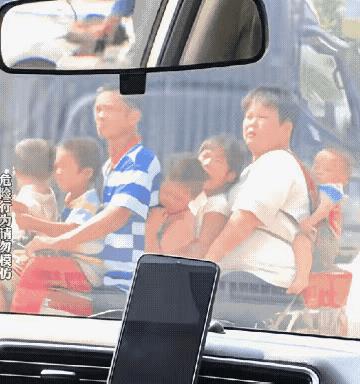 俺们村驴车都不敢拉这么多人，怕把驴腿干骨折了。