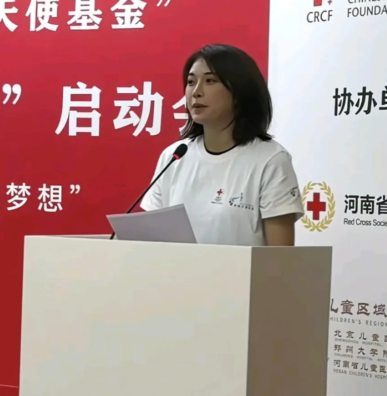 吴艳妮来到河南献爱心，为奔跑基金捐款20万，这次的穿着打扮有讲究。

6月22日