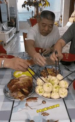 谁家吃饭这么吃啊[尬笑]