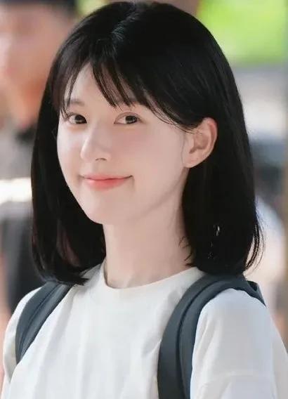 今天我才知道，原来赵露思的经纪公司并没有给她配一个私人化妆师
所以，每次出席活动