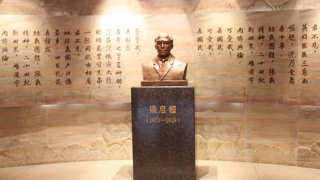 梁启超身逢乱世，为救亡图存而在摸索中多次改变政治立场