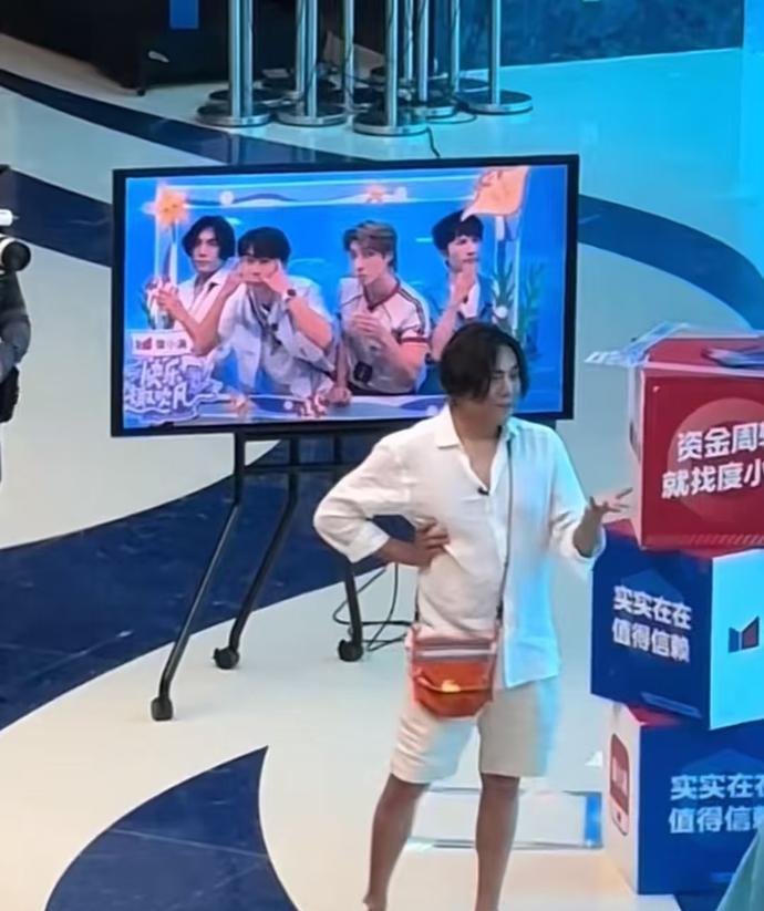 这是谁呀？伊能静的老公哦！
天呐！伊能静怎么能看上他，说实话这模样的我都看不上。