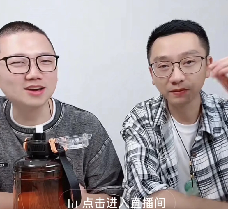方青和凯凯又在直播间笑眯眯地一口一个姐姐阿姨地卖货了。这俩人光看数据，粉丝不少，