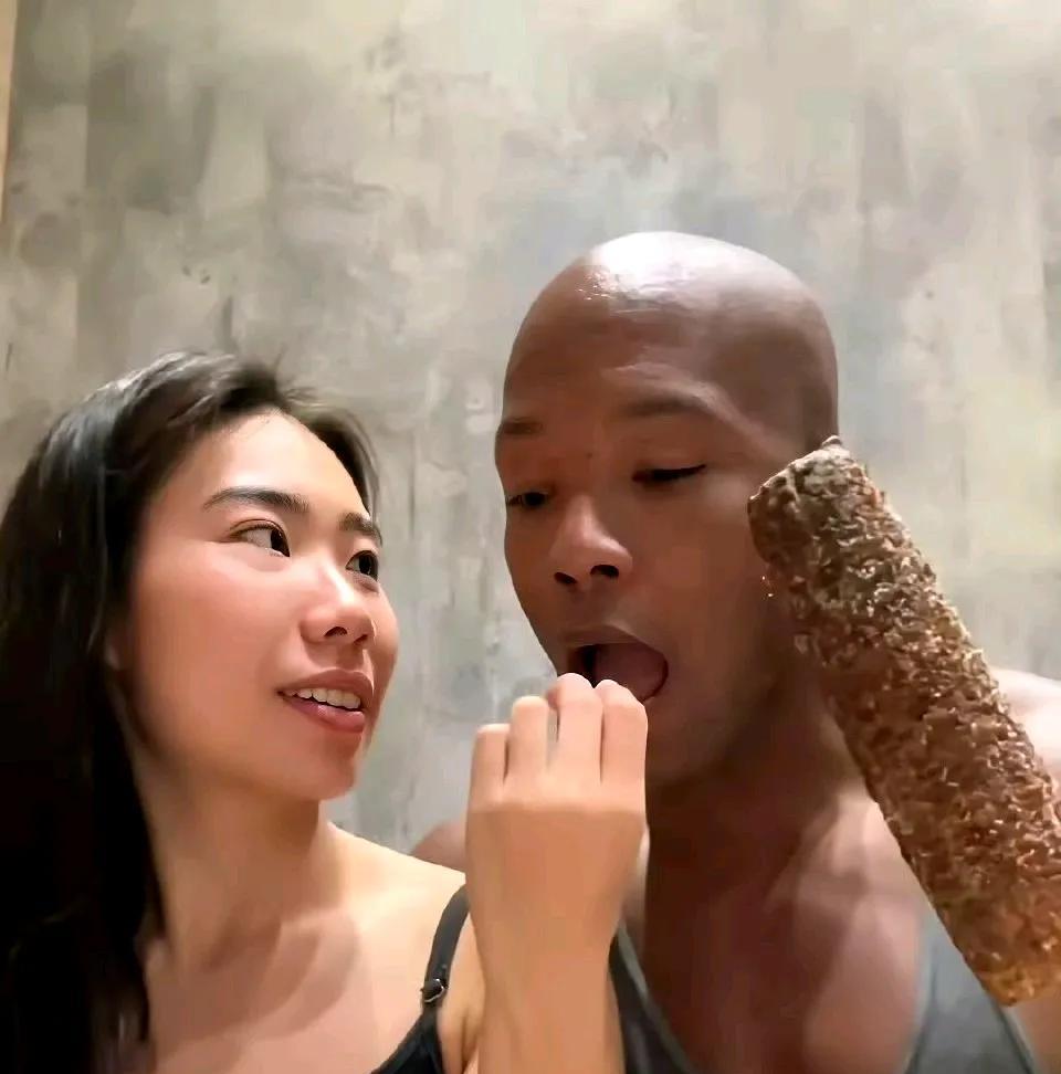 黑人里面确实有长的很帅的，不然那么多国内女孩被外国小黑哥拿下。
现在这种现象太普