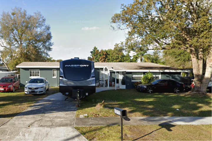 美国4岁双胞胎男孩玩枪受伤，父母被捕