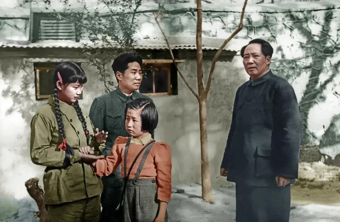 1949年4月，毛主席同毛岸英和他的女朋友刘松林，以及小女儿李讷在北京香山的高清