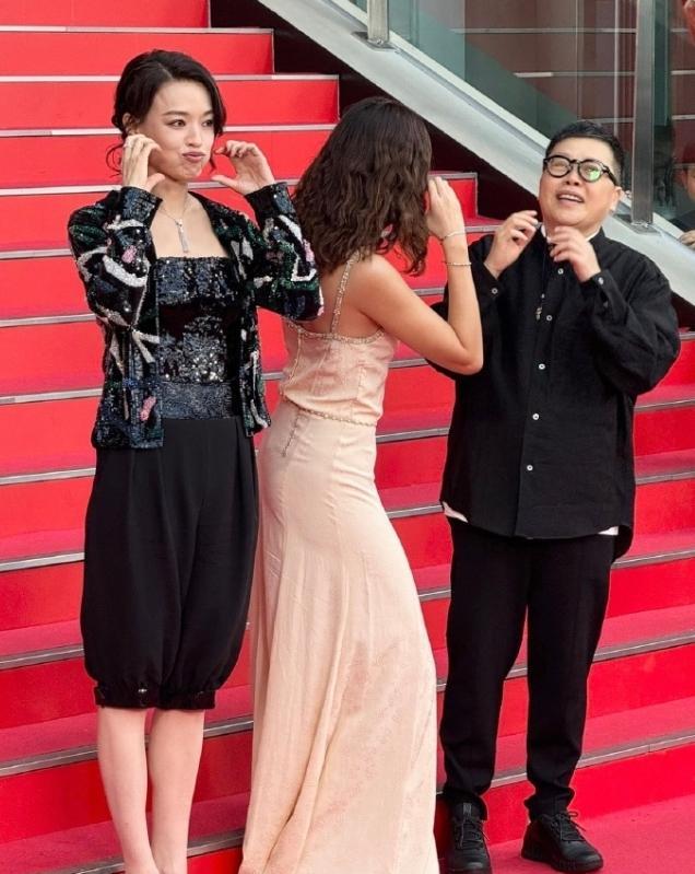 舒淇穿阿玛尼出席釜山电影节出红
舒淇作为导演带着自己跌作品出席釜山电影节红毯，穿