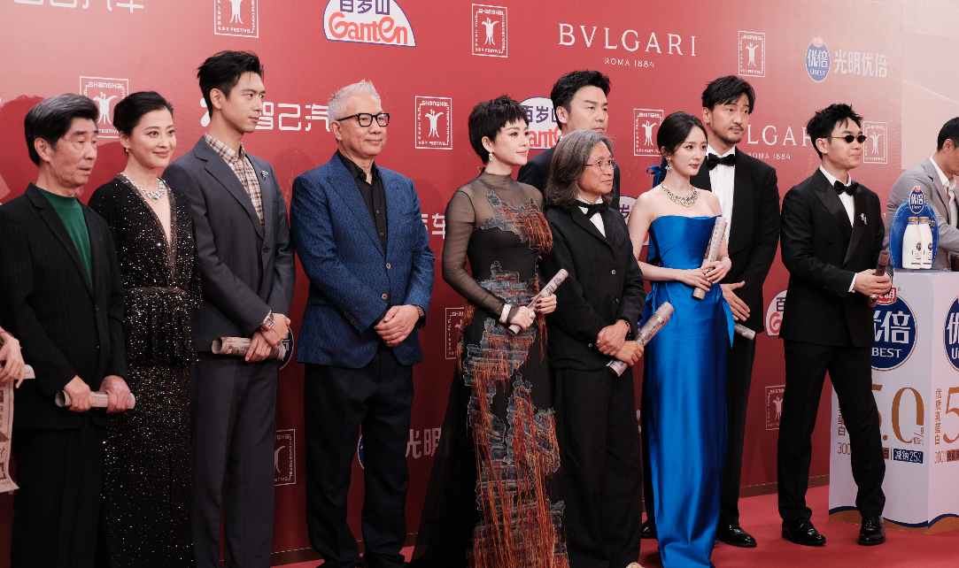 【震惊】我在地铁口差点撞见李现！上海电影节红毯真相曝光，杨幂章子怡造型让人惊呆…