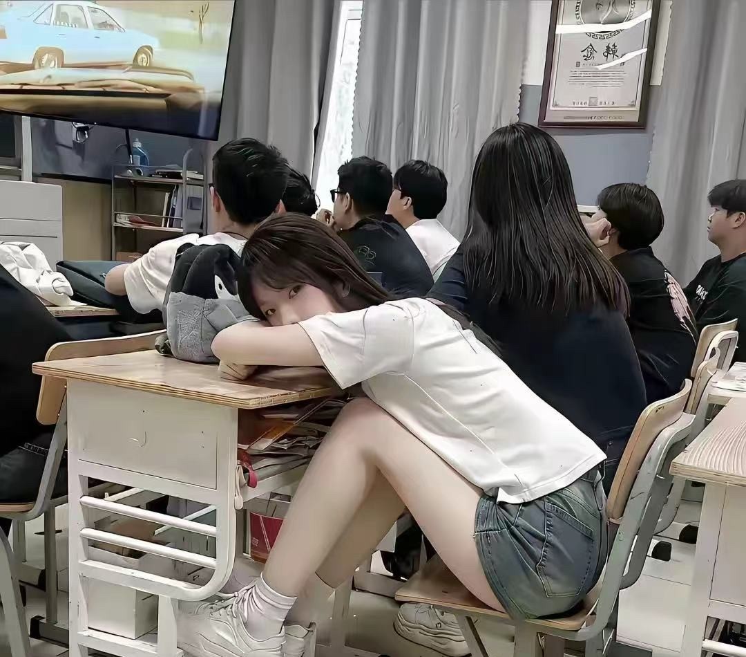 上个选修课 被这姑娘看的我发慌