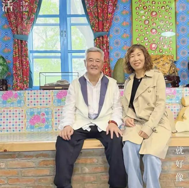 67岁赵本山辽宁老家生活大揭秘！装修喜庆藏珍品，亲自种菜做饭超接地气
近日，有网