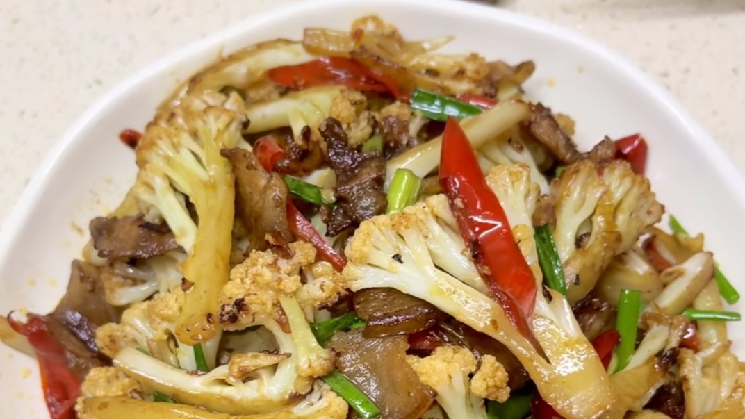 花菜炒五花肉：厨房小白也能端出的“饭店味”