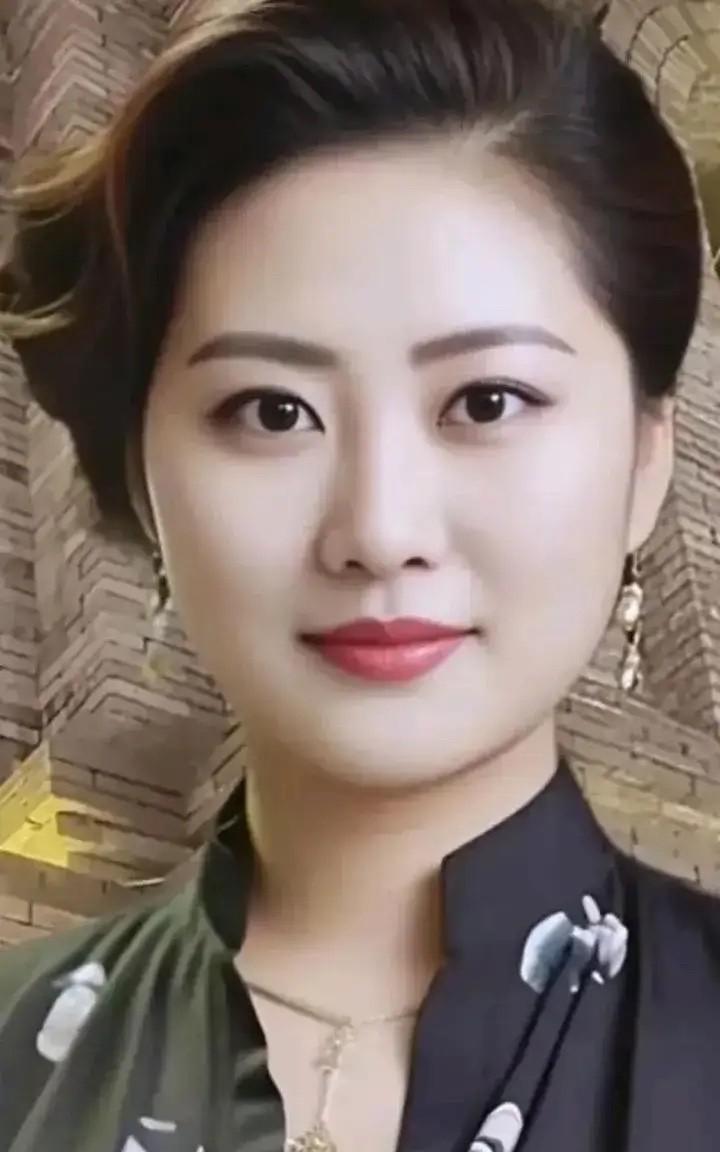 女人貌美如枝花，
没有男人也白搭。
女人化妆又打扮，
不为男人给谁看？
有了男人
