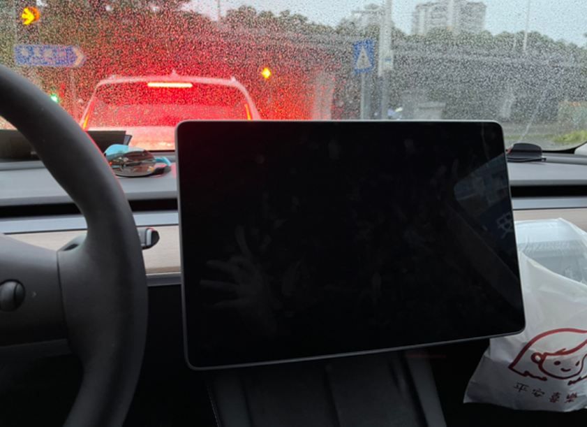 下雨天 Model Y行驶中黑屏了

行驶中model y黑屏了，在上班的早高峰