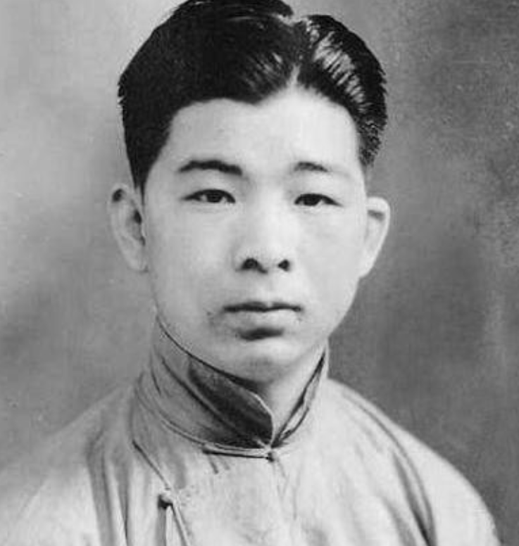 1940年，熟睡中的冯运修，突然感觉不对劲，好像是日军包围他家了。他从枕头下摸出