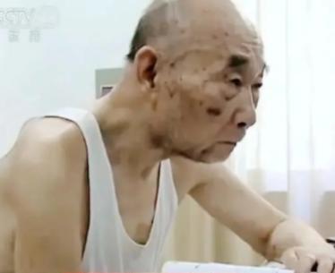 中国导弹为什么如此精准？全靠这位身穿5块钱背心的老人！他曾用18月就破解了“钱学