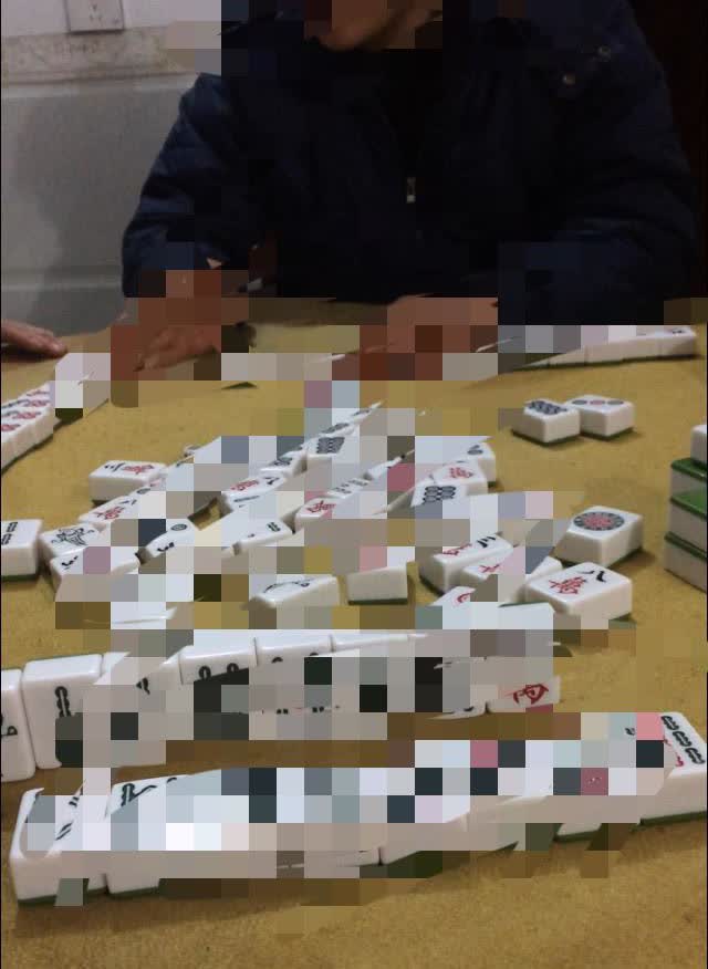 又是麻将惹的祸，昨晚我们小区一53岁男子，因打麻将连杠三，一激动血压升高旁边人还