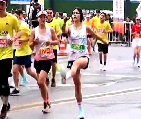武汉马拉松惊魂一刻！3月23日，一位女选手在比赛中突然出现异常：高抬腿，大幅度摆