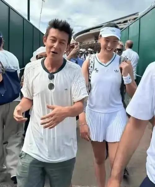 陈冠希全程观看了王欣瑜的比赛，而且赛后还和王欣瑜进行了互动，可以看出两人的表情很