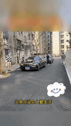 还有这奇葩事
新郎带着迎亲队来到新娘家，却被告知新娘不在家，新郎一头雾水的捧着花