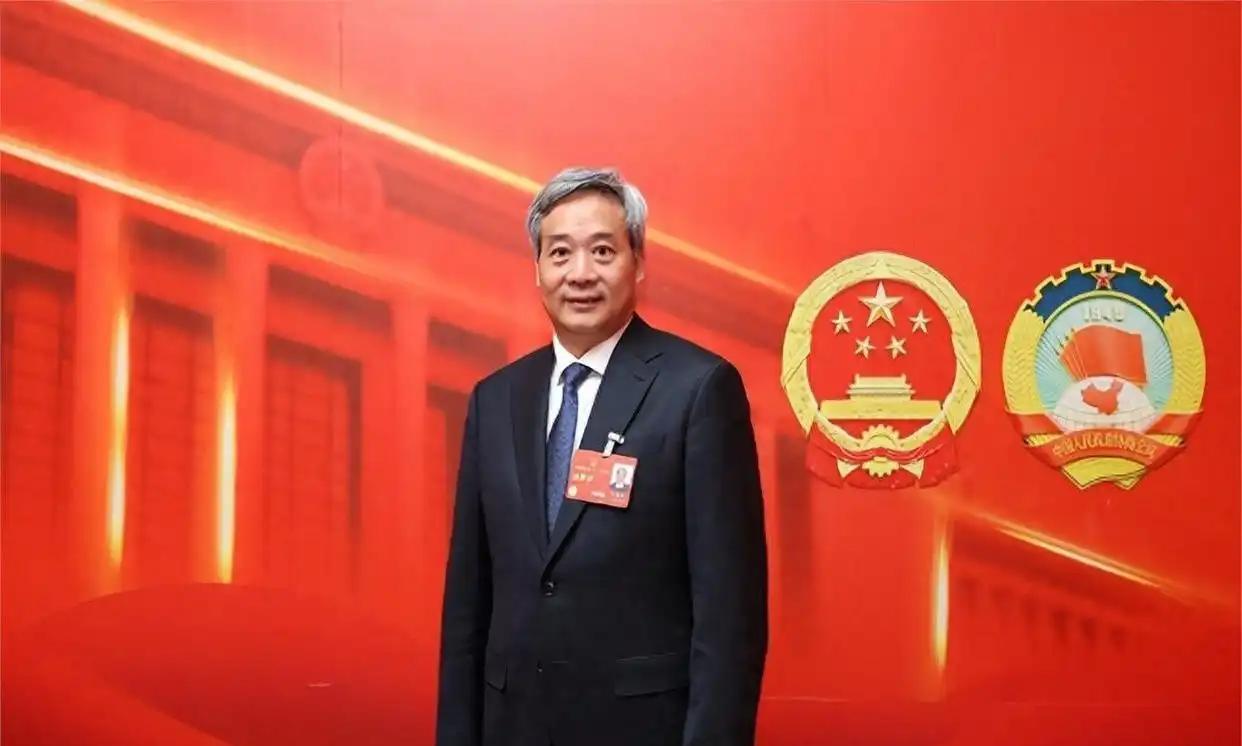 他偷偷挪用9700万公款，被央视曝光揭穿后，非但没有受到法律的惩罚，反被提拔为全