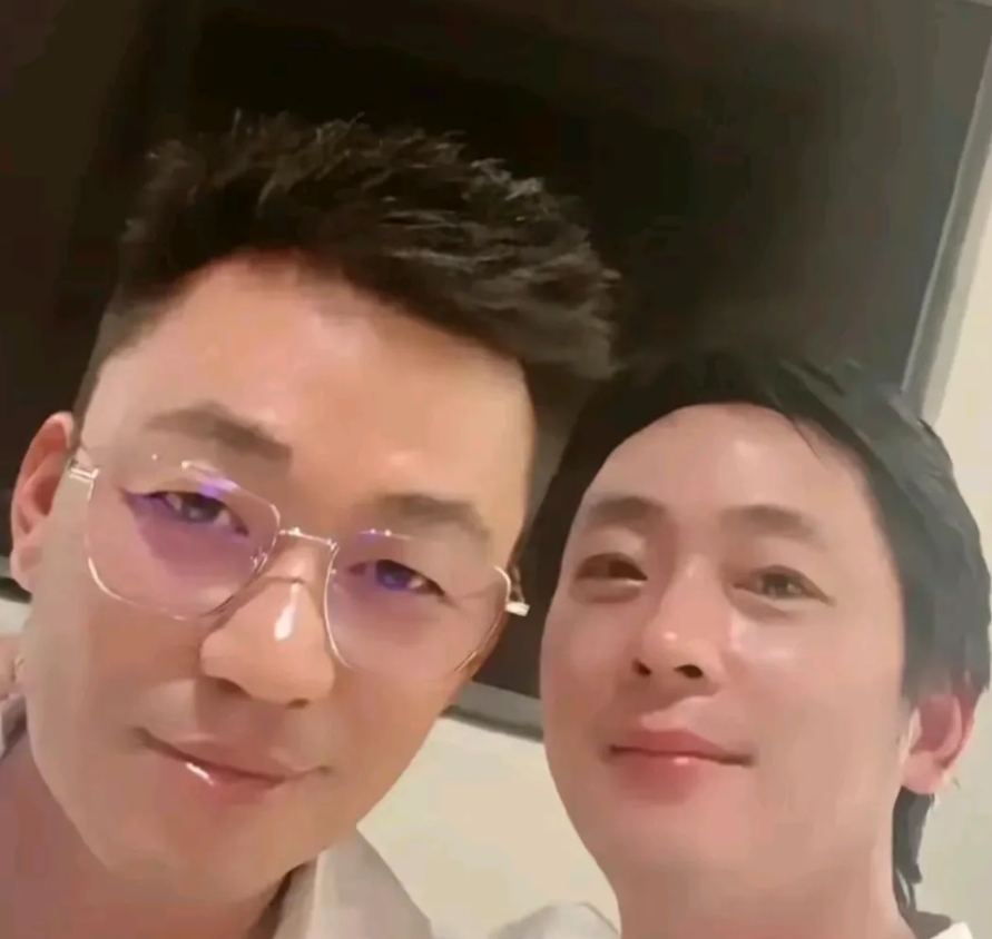 王宝强的变化，

让我见识到了金钱的魅力！

戴上了金丝眼镜的他，

俨然一副学