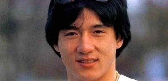 在娱乐圈，不少男明星兼具帅气颜值与雄厚财力，步入婚姻看似并非难事。然而，仍有年过