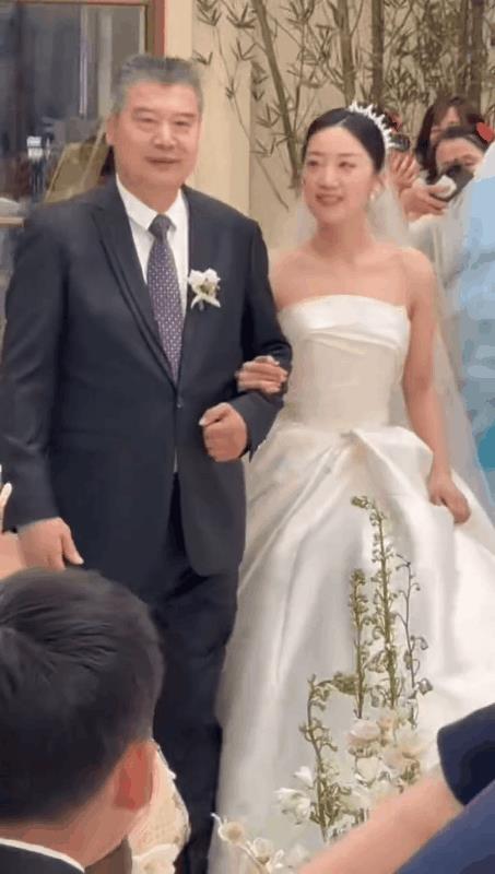 莎莎的好朋友李爷爷女儿今天结婚啦！
漂亮的新娘子挽着李爷爷出场，这一幕真的好温馨