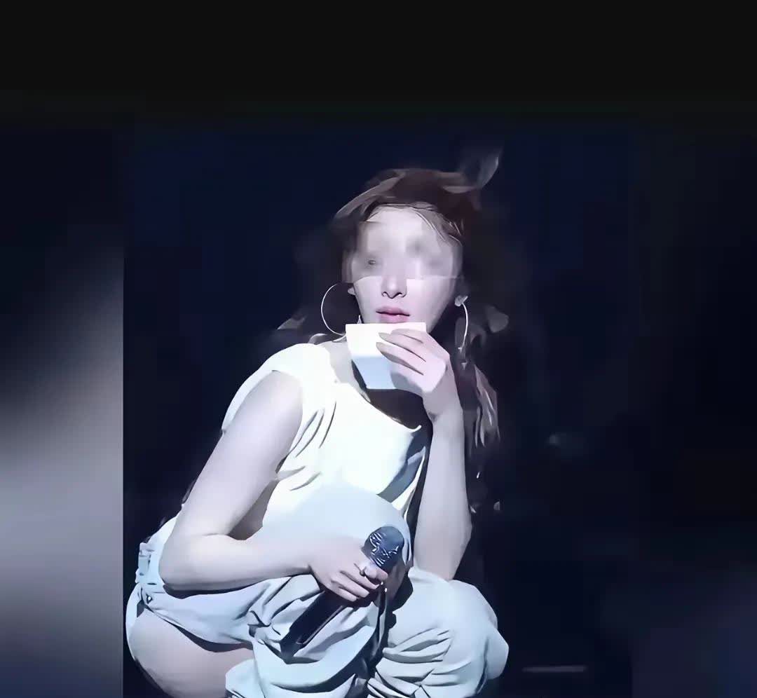 这位明星叫什么？歌手也不容易，唱歌也是很辛苦的！
特别是演唱会，不光累嗓子，还