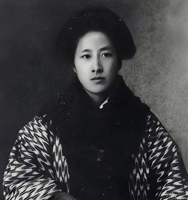 1905年，在日本，30岁的秋瑾和24岁的鲁迅发生激烈争辩。不料，秋瑾从靴筒里拔