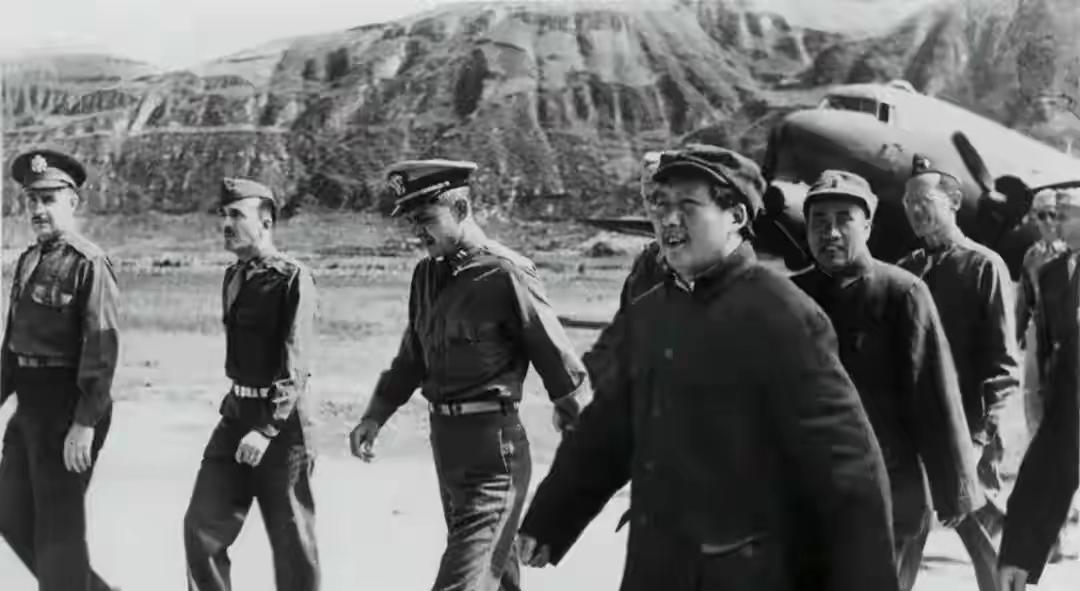 1944年7月22日，美国考察团以包瑞德为组长共九人，是第一批从重庆乘飞机飞到延
