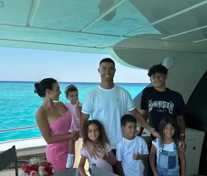 C罗的婚前协议，乔治娜亏了还是赚了？
据葡萄牙媒体TV GUIA报道，C罗和乔