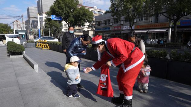 白胡子老人“暖心营业”，虹梅路上的这份圣诞问候甜到了心里