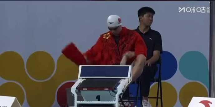 咱顺哥31岁和00后小伙同场竞技，直接游出1分01秒81拿第一晋级！这实力哪像老