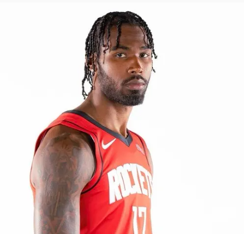 NBA常规赛，火箭主场对阵快船。
火箭记者Bradeaux报道：塔里-伊森今晚将