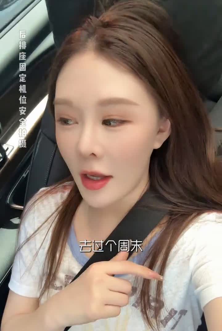 我现在在去机场的路上，买了今天下午的机票飞深圳，去过个周末想逛一下水贝，结果商务