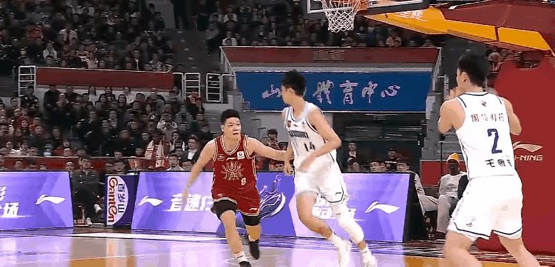 张宁这演技确实是太过于浮夸了，赵嘉义轻微接触，张宁直接整个人往后倒！
张宁这个动