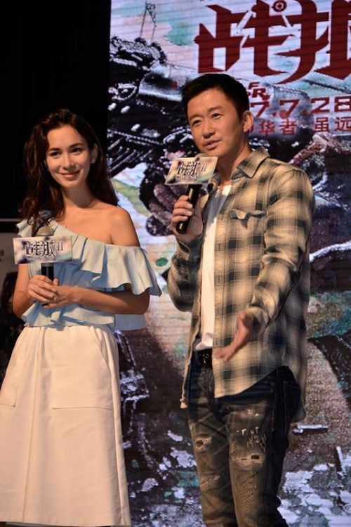 2016年，吴京筹拍《战狼2》的时候，原定女主突然坐地起价，吴京转身找了朋友卢靖