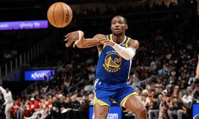 NBA季后赛G2，勇士对阵火箭的比赛正在进行中。

半场比赛结束，库明加出战12