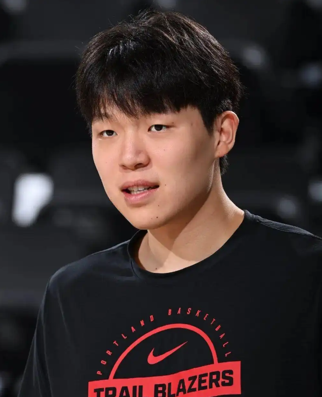 今日，开拓者官方宣布，球队已经召回中锋球员杨瀚森。
此前，开拓者曾将杨瀚森下放至