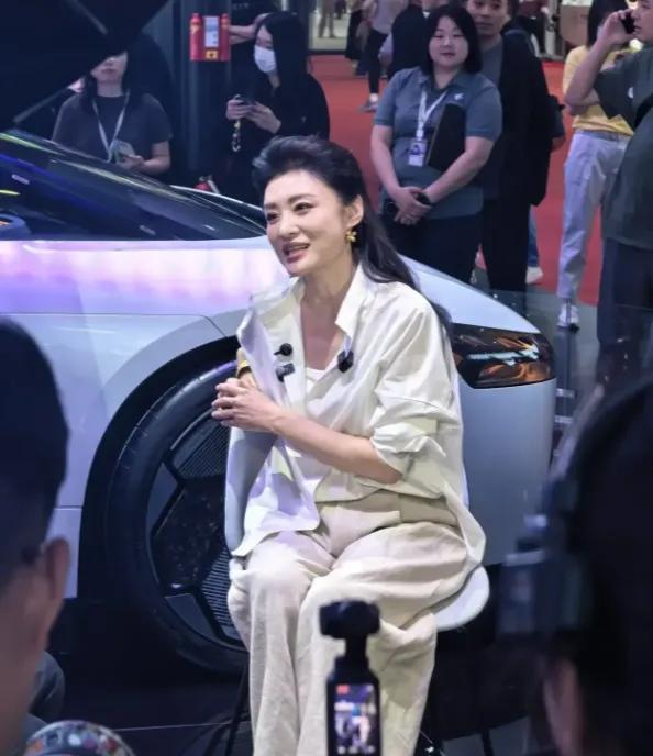 很眼熟，但又叫不出名字。
有没有人记得她是谁了？
看来接商演是所有出名的人基本都
