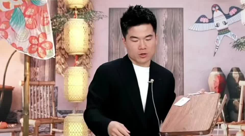 董宇辉带红西安曲江西路公交站牌后，有网友在线吐槽，昨晚在那里等公交车，被几个美女