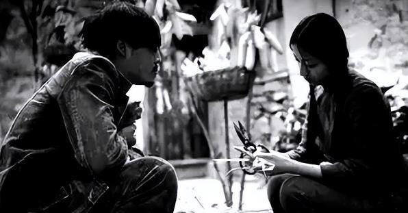 1977年，32岁女知青刘琦返城无望，嫁给一位农民。新婚之夜，她对丈夫说：“你对