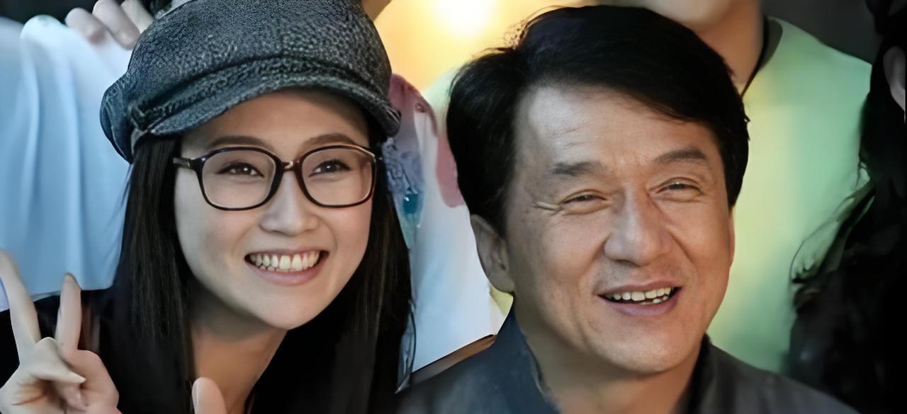 她被称为“龙女郎”，一场奥运会的闭幕式，让她成功被张艺谋和成龙选中，当时的她正准